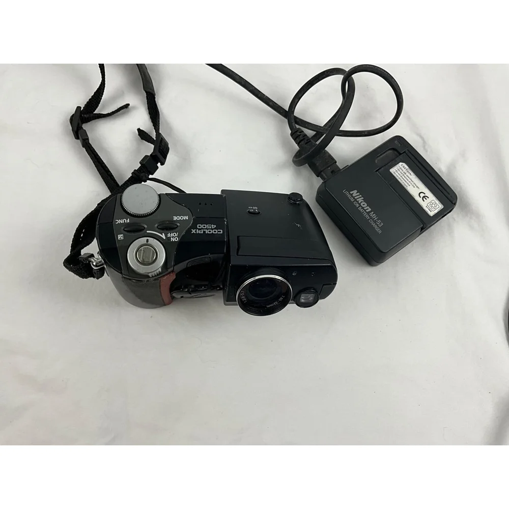 Nikon Coolpix 4500 4MP Digital Camera with Zoom Lens and Charger Used